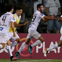 Doblete de Copete con Santos que se acerca al líder Palmeiras