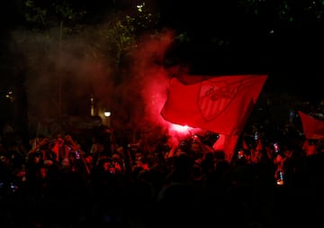 El Sevilla se impuso en los penaltis a la Roma de Mourinho y consiguió levantar la Séptima Europa League. Las calles de la ciudad andaluza se llenaron de aficionados para celebrar el triunfo.