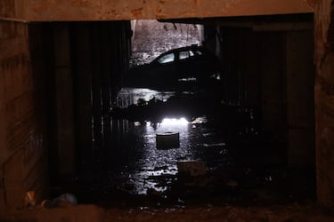 Un coche atrapado entre el lodo en Catarroja.