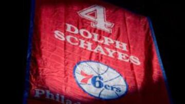 Los Sixers retiraron en el descanso el número del legandario Dolph Schayes.