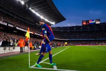 Messi celebra el 2-0 con Luis Suárez.