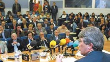<b>LLENO ABSOLUTO. </b>Enrique Cerezo, entre Alfredo Relaño y Pedro Ferrándiz, expuso sus planes en un abarrotado Salón Boris Stankovic durante el Foro Ferrándiz-AS.