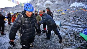 Yuichiro Miura deja el campo base en la ascensió que realizó al Everest en 2013.