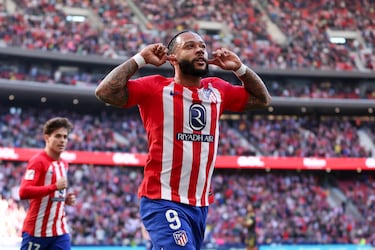 Memphis llegó procedente del Barcelona para disputarle el puesto de delantero referencia a Álvaro Morata. En temporada y media jugó 40 partidos anotando 15 goles. Actualmente juegan en el Corinthians.