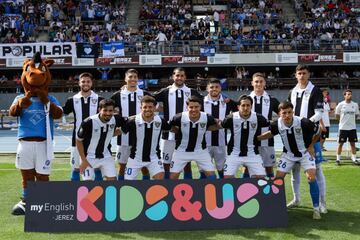 El Xerez Deportivo posa con la primera camiseta del primitivo Xerez. m Después jugó de azulillo.