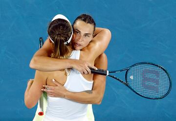 Aryna Sabalenka y Paula Badosa se abrazan tras su partido de semifinales ene le Open de Australia.