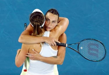 Aryna Sabalenka y Paula Badosa se abrazan tras su partido de semifinales ene le Open de Australia.