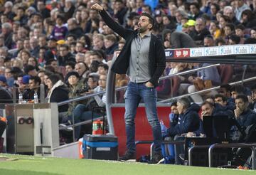 El segundo entrenador del Barcelona, Eder Sarabia, da instrucciones a los jugadores en la banda.