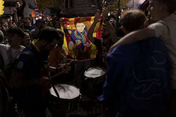 Cientos de aficionados del Ftbol Club Barcelona celebran en la fuente de Canaletas, uno de los lugares emblemticos de la ciudad, la conquista de LaLiga 2025 tras la victoria 2-0 sobre el RCD Espanyol.
