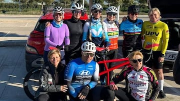 Rubén Capdevila, en el centro, junto a varias de las ciclistas que le acompañarán en el reto.