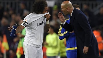 Marcelo y Zidane hablan durante un partido de Liga es el tramo final de la temporada.