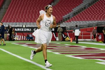 El quarterback Blaine Gabbert de los Arizona Cardinals ingresa al campo vestido de hada antes del comienzo del partido entre los Cardinals y los Seattle Seahawks.