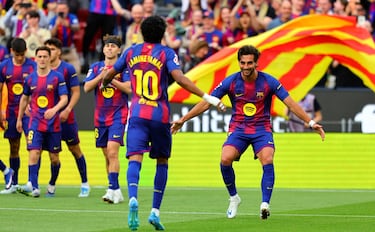 Ferran Torres celebra con Lamine Yamal el 1-0 al Espanyol. 