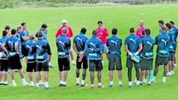 <b>ALECCIONANDO EN SUELO INGLÉS. </b>Mendilibar, Toni Ruiz y Ángel Félix han aprovechado la estancia en tierras británicas para transmitir su idea de juego a la plantilla.