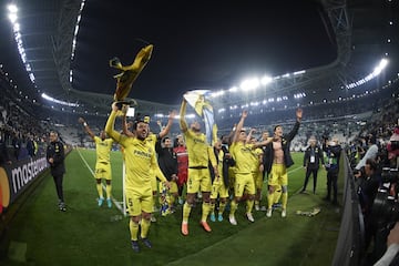 Los jugadores del Villarreal celebran la victoria y la clasificación.