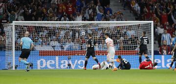1-0. Diego Costa marcó el primer gol.