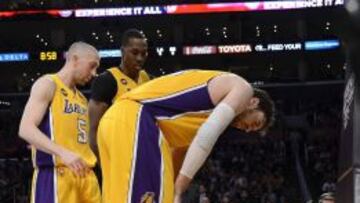 Kobe Bryant se queja de dolor tras sufrir una grave lesi&oacute;n en el tend&oacute;n de Aquiles mientras que sus compa&ntilde;eros Pau Gasol, Dwight Howard y Steve Blake se interesan por &eacute;l.