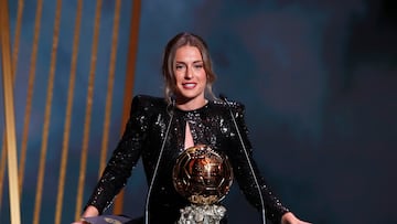 Soccer Football - The Ballon d'Or Awards - Theatre du Chatelet, Paris, France - November 29, 2021 FC Barcelona's Alexia Putellas with the women's Ballon d'Or award REUTERS/Benoit Tessier