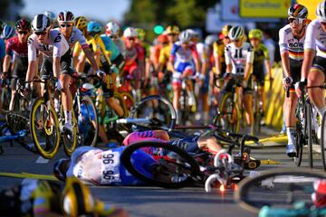 Grave caída del neerlandés Fabio Jakobsen (Deceuninck) al ser cerrado por su compatriota Groenewegen (Jumbo) que provocó una montonera en la línea de meta.