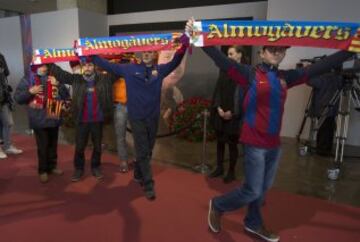 Multitudinaria despedida a Johan Cruyff en el Camp Nou. Muchos aficionados al fútbol se acercaron al estadio para mostrar sus respetos al mítico jugador holandés.