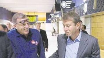 <b>EN PUNTO. </b>Abramovich saluda en Sevilla a Alejandro Delmás.