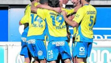 <b>CON LA MORAL A TOPE. </b>Varios jugadores de Las Palmas celebran el gol de Nauzet al Eibar, que permitió una victoria fundamental.