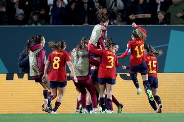 Salma Paralluelo celebra con el equipo tras marcarle el 1-0 a Suecia durante la semifinal del Mundial femenino.