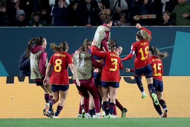 Salma Paralluelo celebra con el equipo tras marcarle el 1-0 a Suecia durante la semifinal del Mundial femenino.
