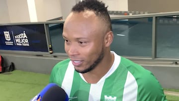 Zuñiga en zona mixta hablando de Ronaldinho y evadiendo tema selección