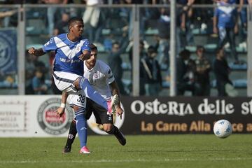 Actualmente juega en el Brescia de la Serie B del Calcio.