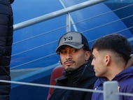 Raphinha y Pedri siguen desde la grada el partido de LaLiga de fútbol entre el Barcelona y el Mallorca del pasado sábado en el Camp Nou. EFE/ Quique García