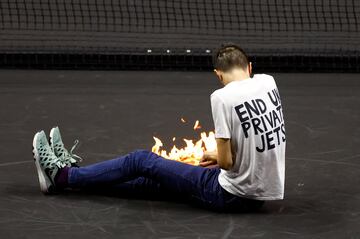 Durante el partido entre Tsitsipas y Schwartzman, un activista saltó a la pista del O2 y se prendió fuego para protestar por el uso de vuelos privados del Reino Unido.