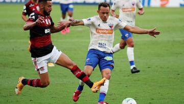 Soccer Football - Brasileiro Championship - Flamengo v Fortaleza - Maracana Stadium, Rio de Janeiro, Brazil - September 5, 2020 Flamengo's Mauricio Isla in action with Fortaleza's Carlinhos, following the resumption of play behind closed doors after the o