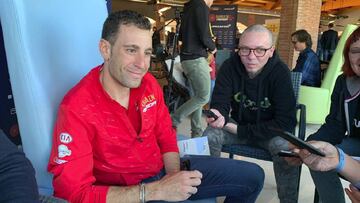 Vincenzo Nibali, sonriente durante la concentración de su equipo en Cataluña.