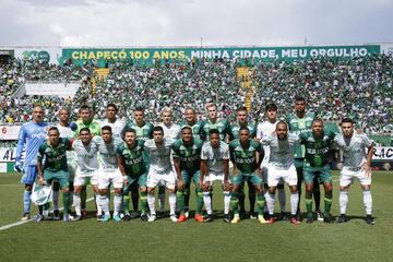 Los jugadores de Chapecoense y Palmeiras posan antes del partido.