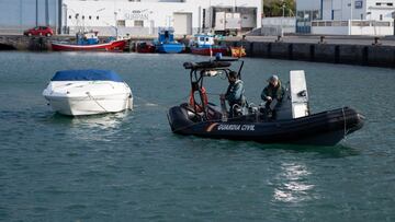 GRAFCAN8977. SANTA CRUZ DE TENERIFE (ESPA&Ntilde;A), 19/05/2021.--Agentes de la Guardia Civil remolcan la embarcaci&oacute;n del padre de Anna y Olivia, Tom&aacute;s G. que permanec&iacute;a atracada en las dependencias de la benem&eacute;rita en la D&aac