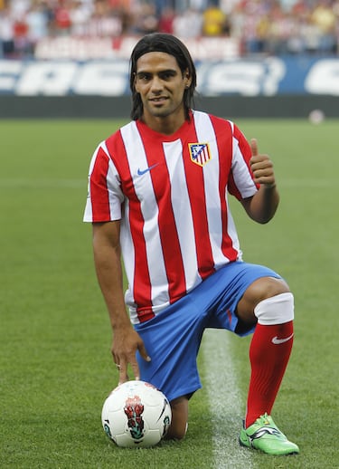 El tigre. La leyenda. 36 y 34 goles en las dos temporadas que juega en el Atlético. Una Europa League, una Supercopa de Europa y una Copa del Rey. El hat-trick contra el Chelsea en la final de la Supercopa de Europa, el doblete contra el Athletic en la final de la Europa League o los cinco goles al Deportivo de la Coruña. Un momento inolvidable tras otro. Llegó procedente del Oporto por 40 millones de euros y el resto es historia. En solo dos años se convirtió en un jugador legendario. Se marchó al Mónaco por 43 millones.