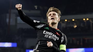 Martin Ødegaard, jugador del Arsenal, celebra uno de los goles anotados ante el PSV Eindhoven en Champions League.