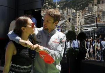 Jenson Button con su novia Jessica Michibata.