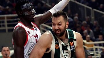 PAO01. ATENAS (GRECIA), 20/03/2019.- El pívot griego del Panathinaikos Ian Vougioukas (d) disputa un balón con el pívot hispano-senegalés del Baskonia Vitoria Gasteiz Ilimane Diop (i) durante el partido entre ambos equipos, correspondiente a la Euroliga de baloncesto, este miércoles en Atenas (Grecia). EFE/ Panagiotis Andreou