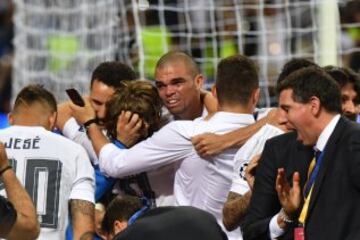 Real Madrid's Portuguese defender Pepe (C) celebrates with teammates after Real Madrid won the UEFA Champions League final football match over Atletico Madrid at San Siro Stadium in Milan, on May 28, 2016. / AFP PHOTO / GERARD JULIEN