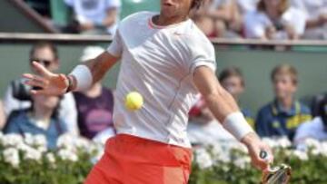 Nadal develve una bola al suizo Wawrinka.