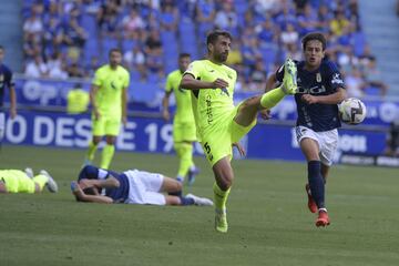 Josema despeja un balón en su partido debut frente al Oviedo.