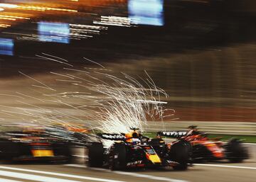 Salida de Max Verstappen al inicio de la carrera del Gran Premio de Bahréin.