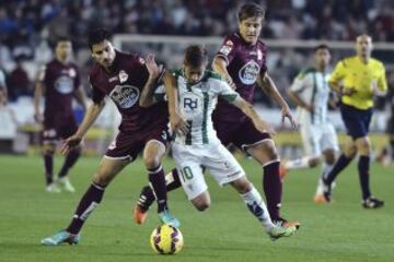 El centrocampista del Córdoba Federico Cartabia y los jugadores del Deportivo, Roberto Canella y el polaco Cezary Wilk.