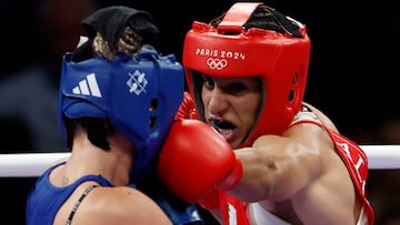 SEINE-SAINT DENIS, 03/08/2024.- La boxeadora argelina Imane Khelif (rojo) ante la húngara Anna Luca Hamori (azul) durante el combate de cuartos de final femenino, categoría 66kg, de los Juegos Olímpicos de París 2024, en North Paris Arena de Seine-Saint Denis. EFE/ Miguel Toña