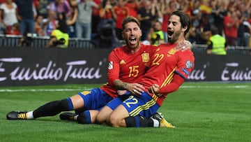 Isco celebra con Sergio Ramos el primer tanto ante Italia. 