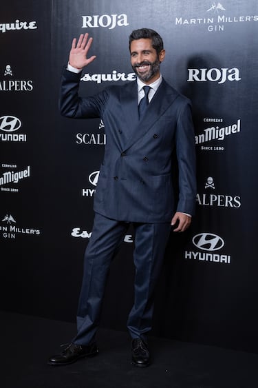 Miguel Diosdado saluda a los medios en el posado de la gala de entrega de los Premios Hombres del Año Esquire en el Casino de Madrid.