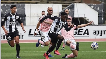 Carlos Blanco despeja un bal&oacute;n ante la presencia de Koroma. Por detr&aacute;s corren Javier A&ntilde;&oacute;n y Masllorens.