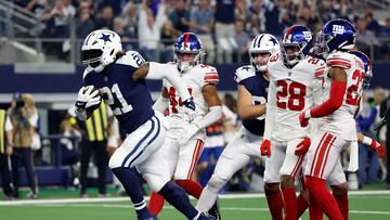 ARLINGTON, TEXAS - NOVEMBER 24: Ezekiel Elliott #21 of the Dallas Cowboys scores a game during the first half in the game against the New York Giants at AT&T Stadium on November 24, 2022 in Arlington, Texas.   Wesley Hitt/Getty Images/AFP (Photo by Wesley Hitt / GETTY IMAGES NORTH AMERICA / Getty Images via AFP)